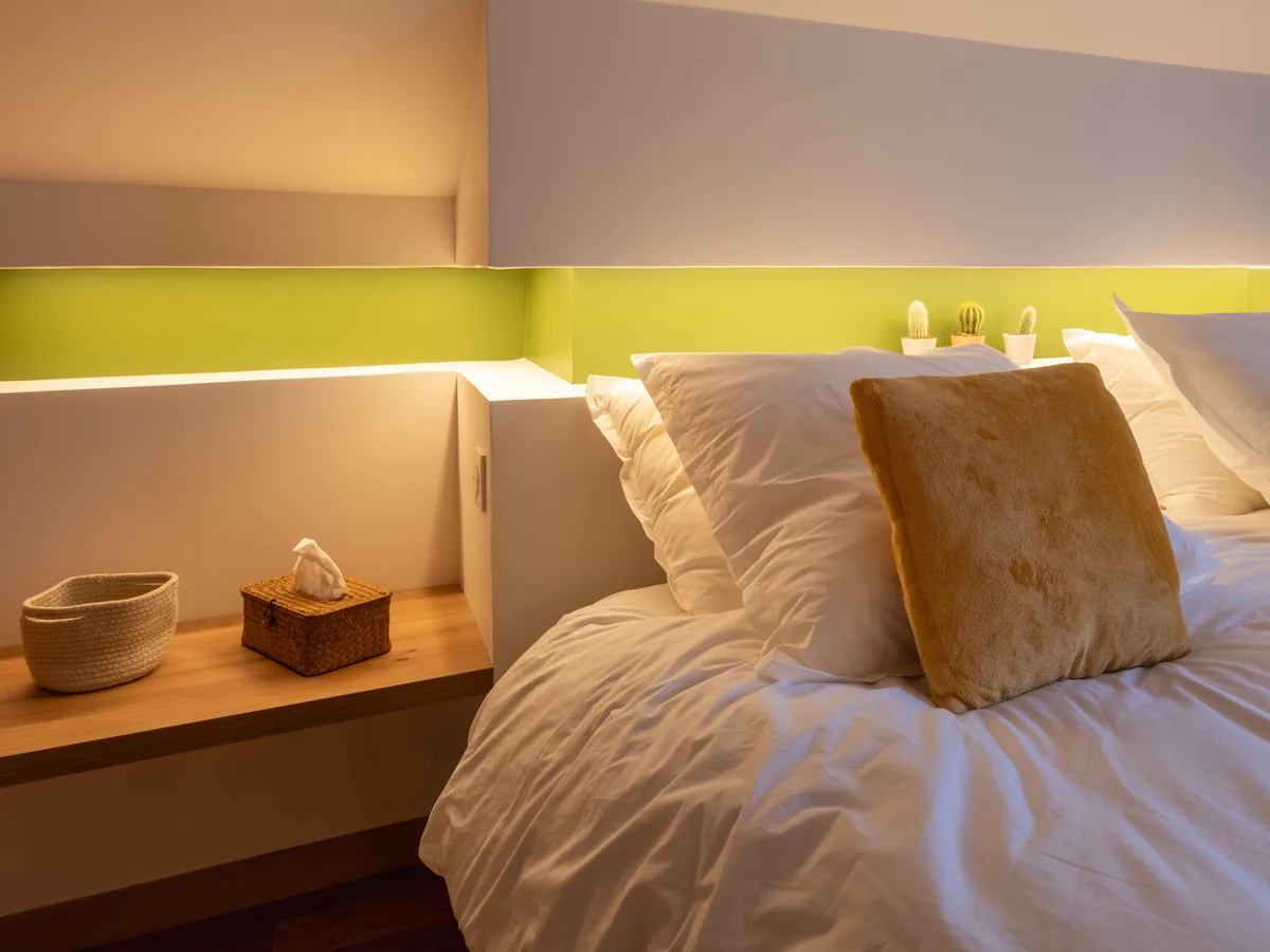 Détail chevet et lampe ambiance — chambre romantique La Parenthèse