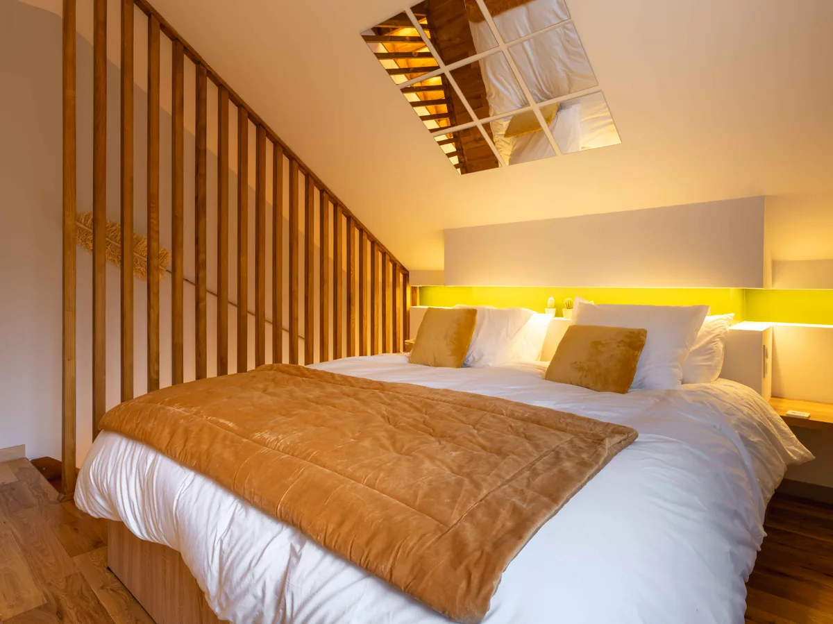 Claustra bois sculpté chambre cocooning — La Parenthèse