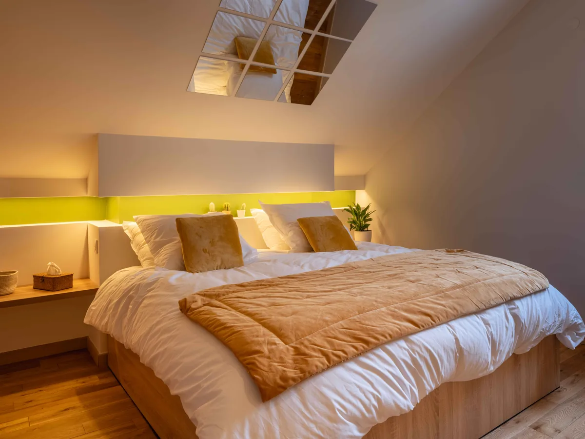 Chambre king-size lit 180 cm et literie hôtelière premium — suite luxe Essonne