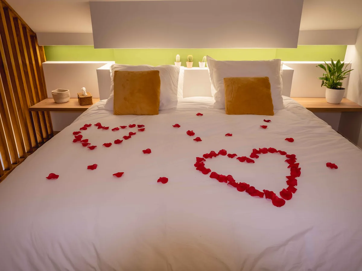 Décoration romantique pétales et ballons