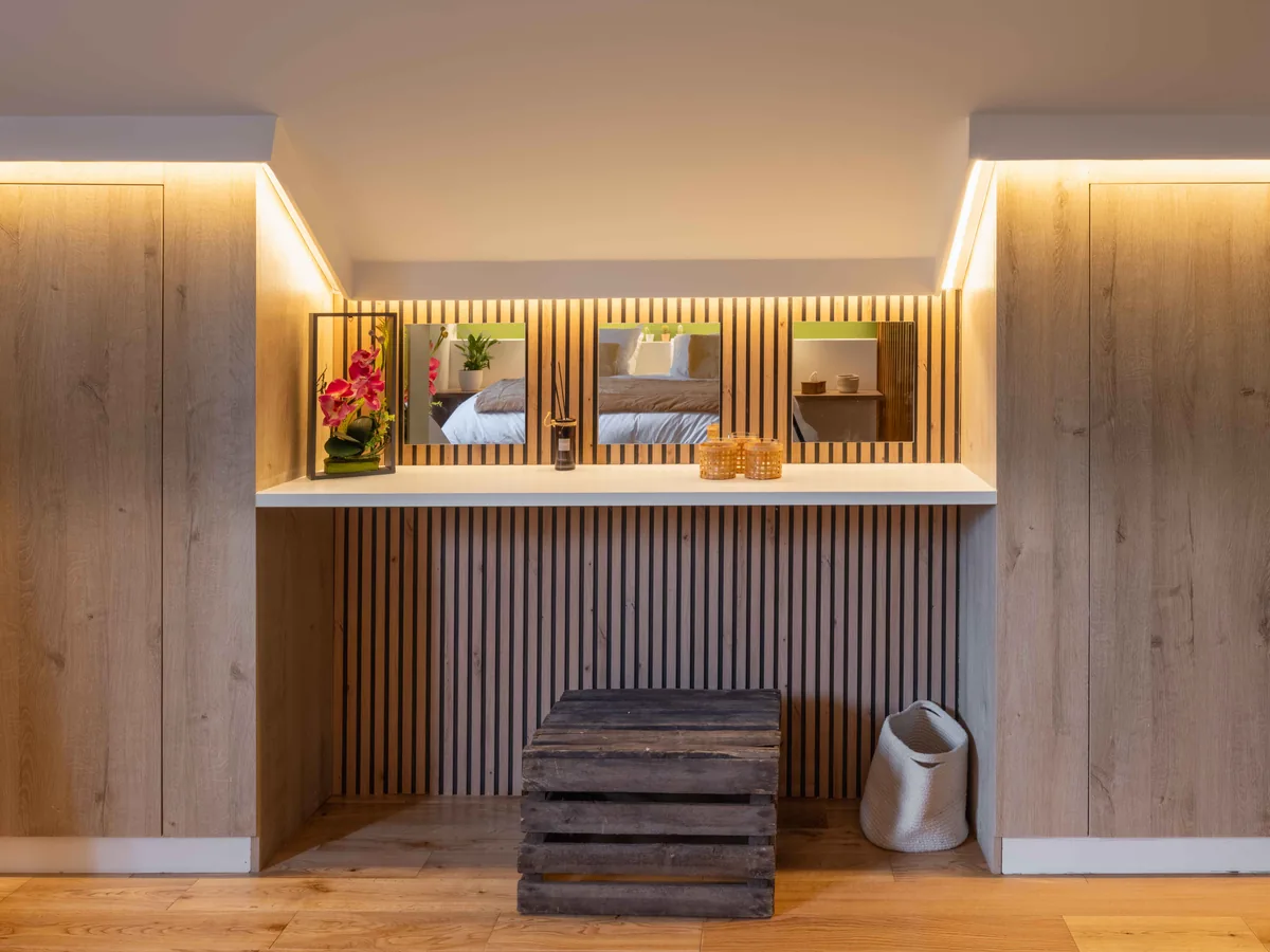 Console miroirs LED et orchidées — détail luxe La Parenthèse Essonne