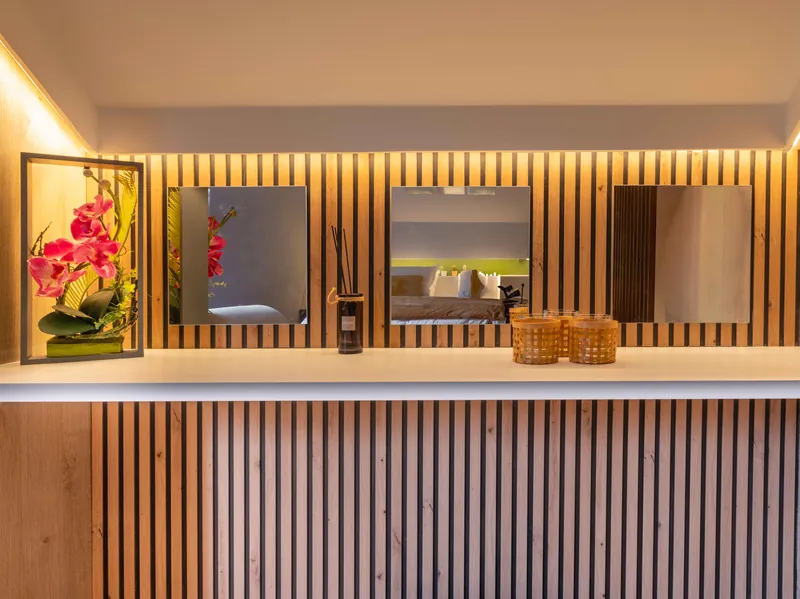 Console décorée orchidée blanche — détail luxe suite La Parenthèse