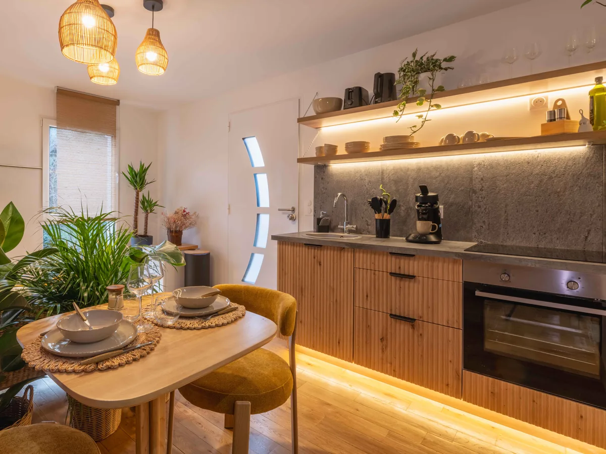 Cuisine équipée complète bois ardoise — La Parenthèse suite privée Essonne