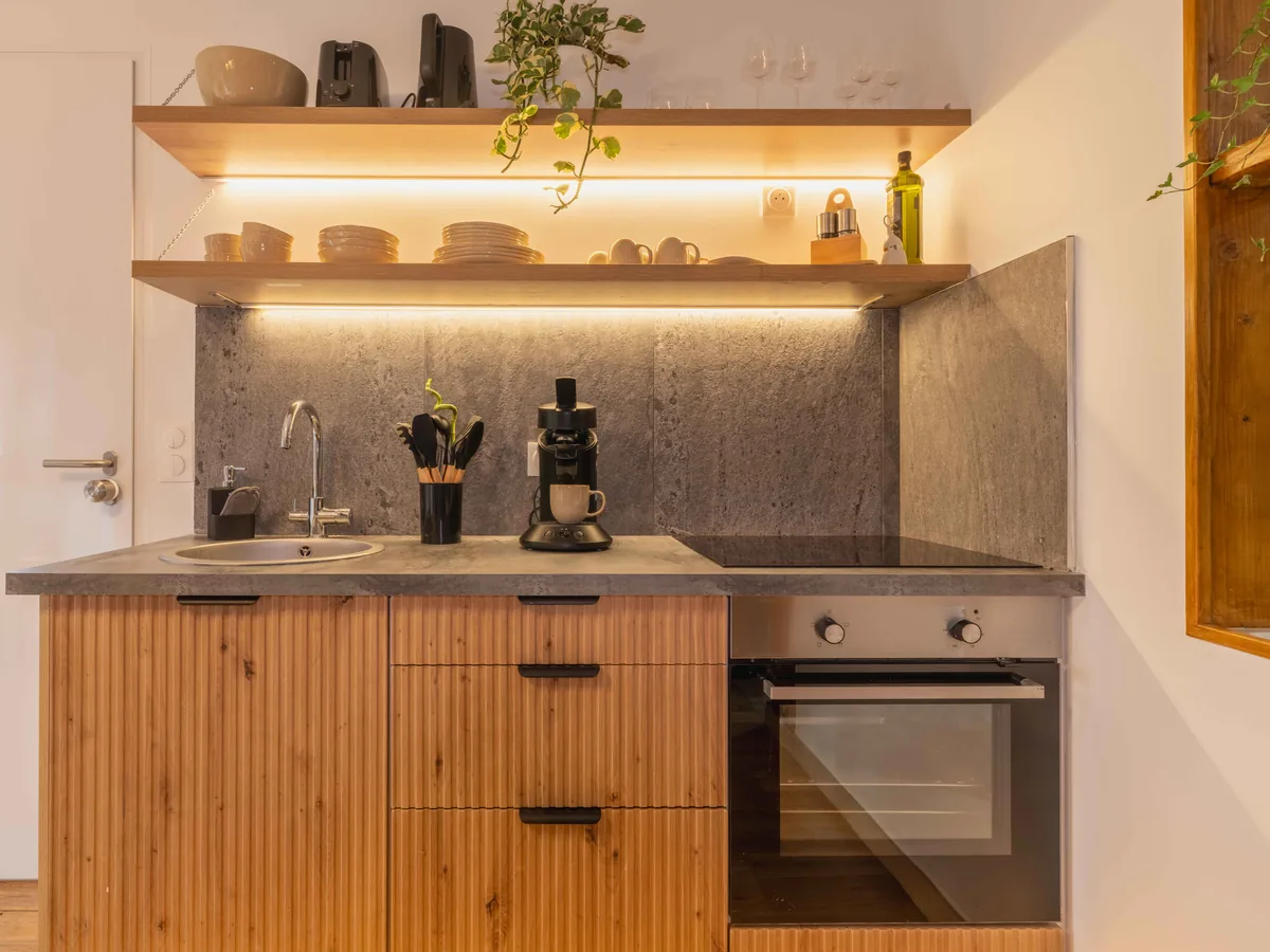 Plan de travail cuisine bois — suite privée luxe La Parenthèse