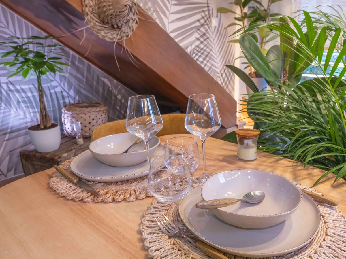 Table dressée romantique angle — week-end couple La Parenthèse