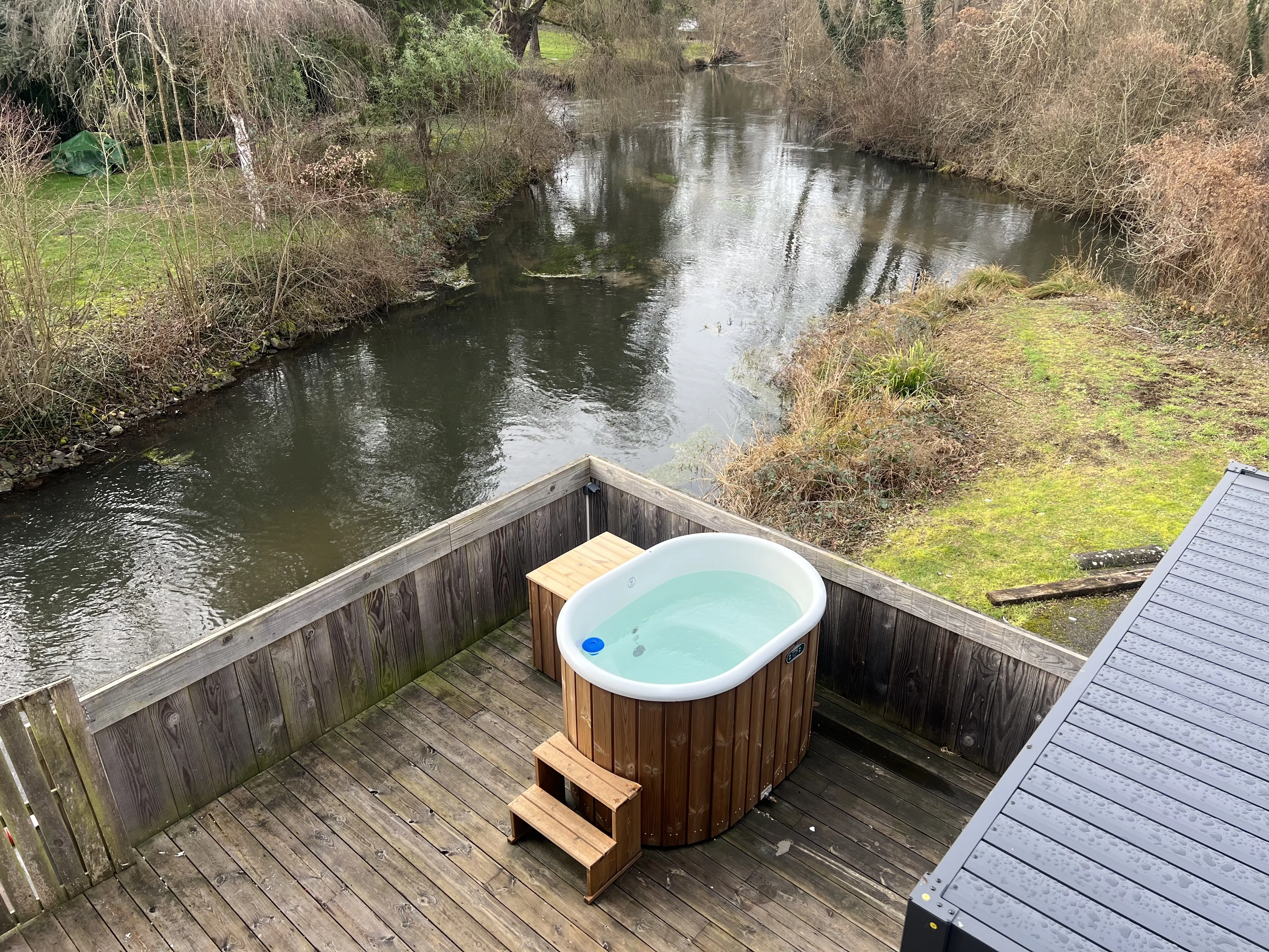 Bain nordique privatif avec vue plongeante sur la rivière — La Parenthèse