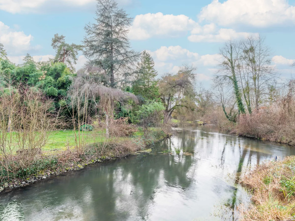 Vue sur la rivière depuis la terrasse — La Parenthèse Boutigny-sur-Essonne