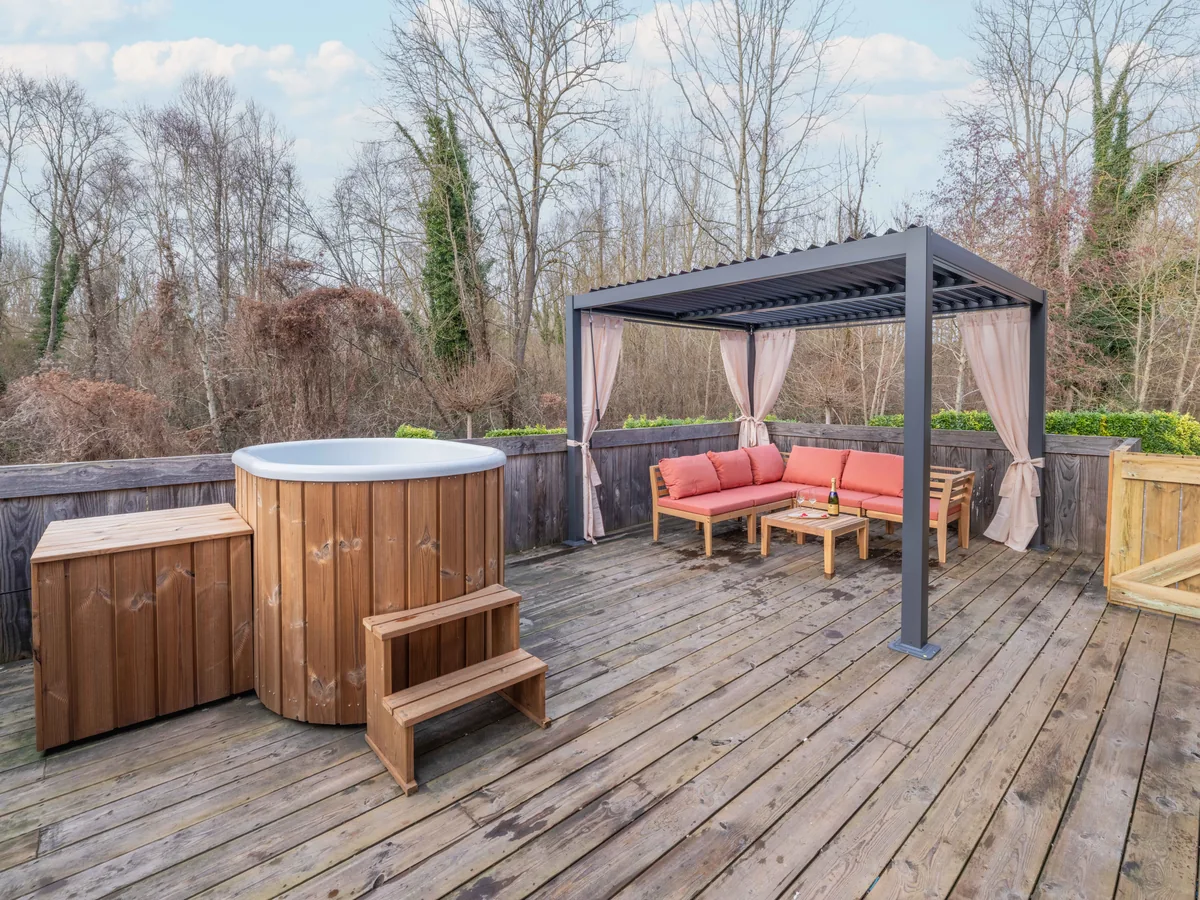 Terrasse privée avec pergola et vue sur la rivière — La Parenthèse