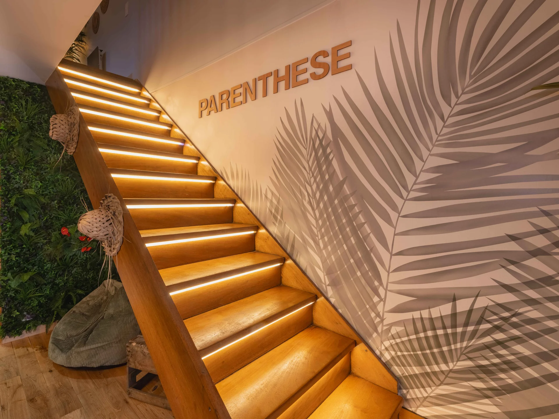 Escalier LED signature avec lettres PARENTHESE — suite insolite Essonne