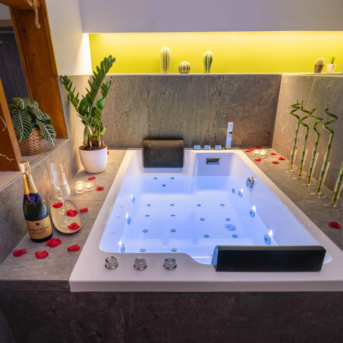 Bain balnéo avec pétales de roses — moment romantique La Parenthèse