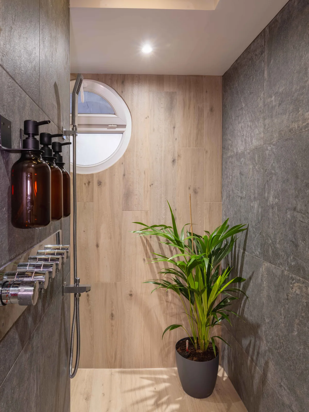 Douche sensorielle multi-jets avec chromothérapie — spa privatif Essonne