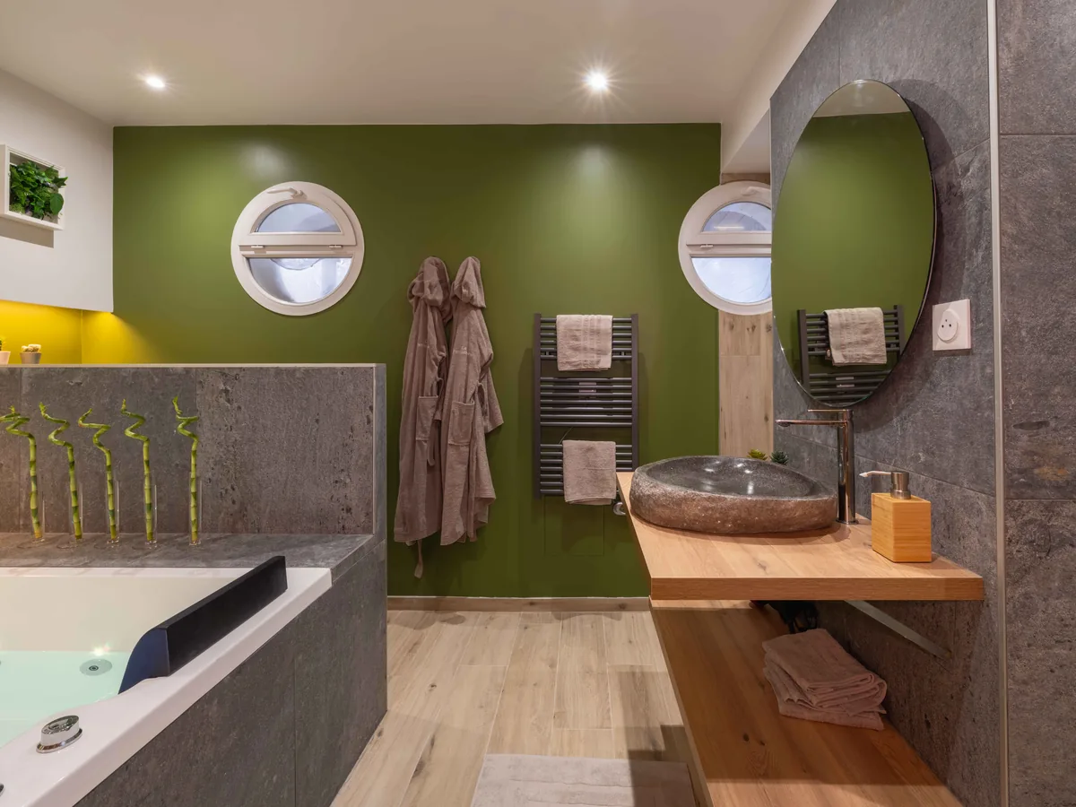 Salle de bain spa complète — douche sensorielle et baignoire balnéo