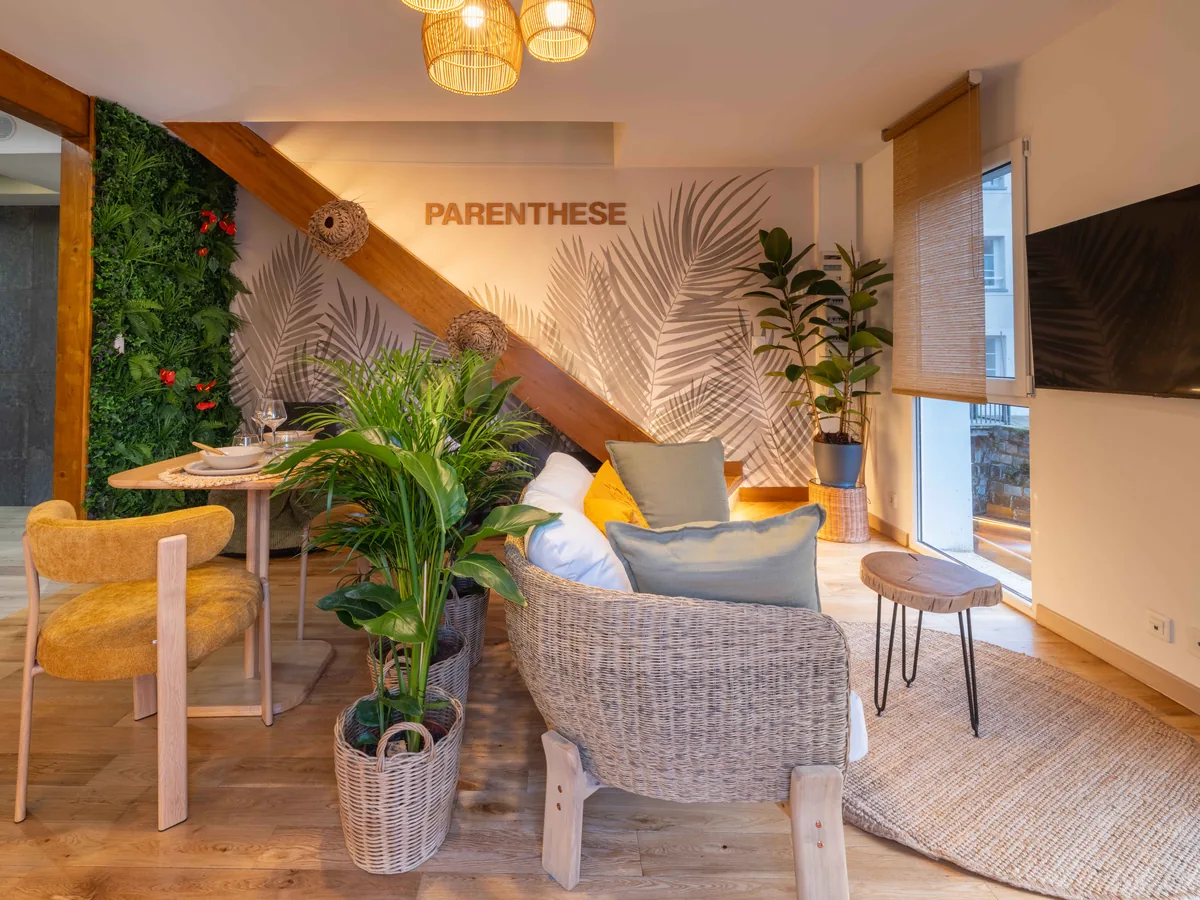 Salon avec escalier LED signature — suite insolite Essonne La Parenthèse