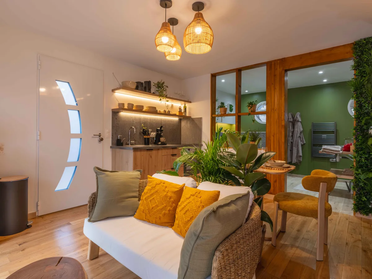 Salon tropical avec mur végétal et escalier LED — La Parenthèse